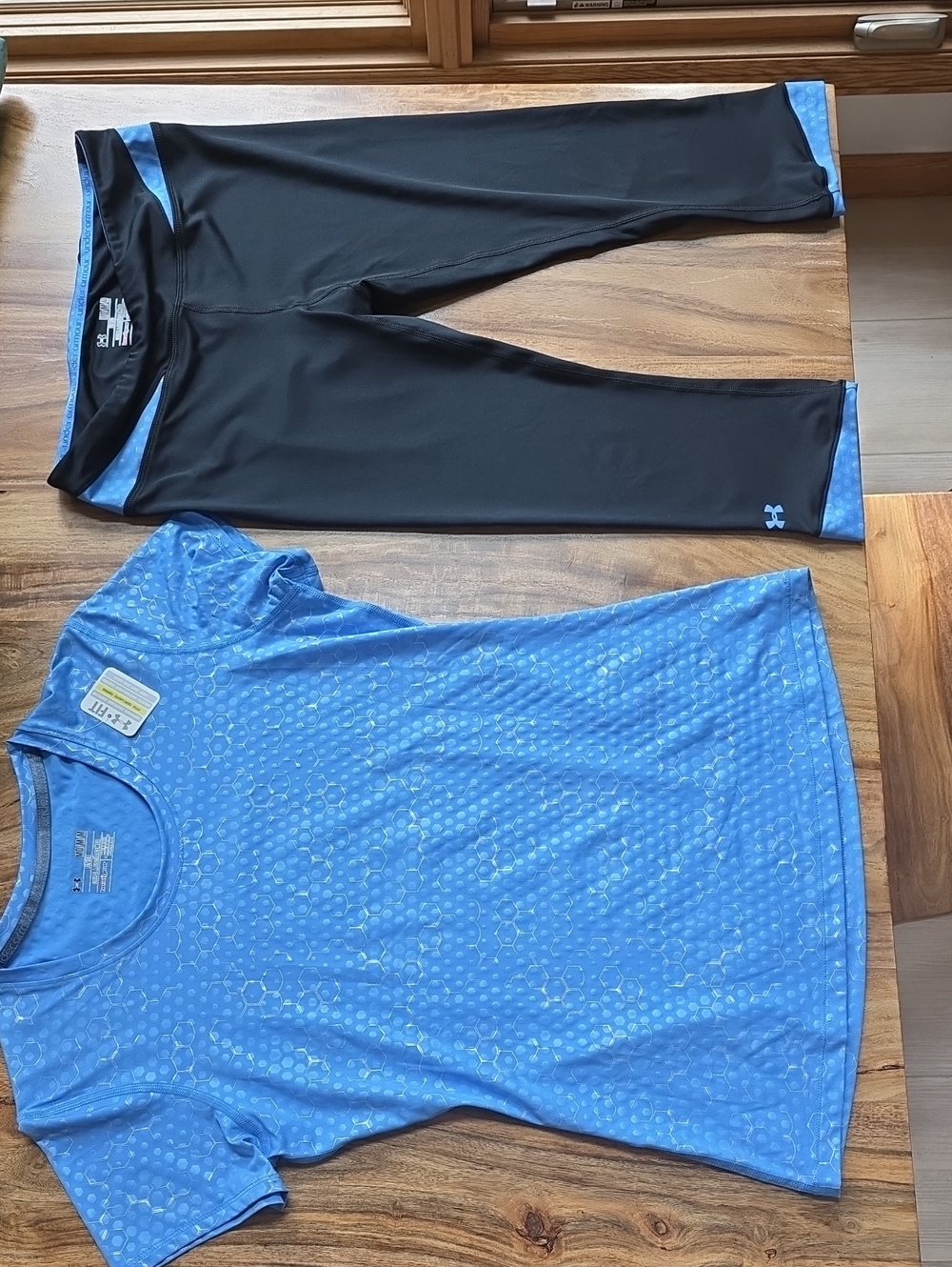 New Under Armour Heatgear Women's Light Blue T-shirt With Capri Legging Size MED